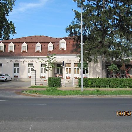 佐洛埃格塞格Goecsej Palatinus Etterem Es Panzio公寓式酒店 外观 照片